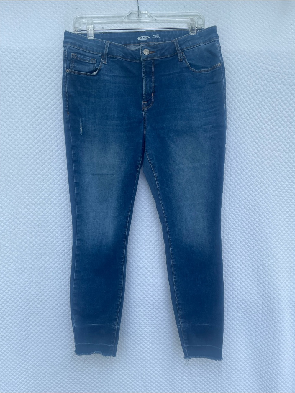 Old Navy Rockstar Super Skinny Built-In Sculpt Jeans Raw Hem Medium Wash

Descri